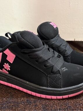 DC Shoes black and pink
